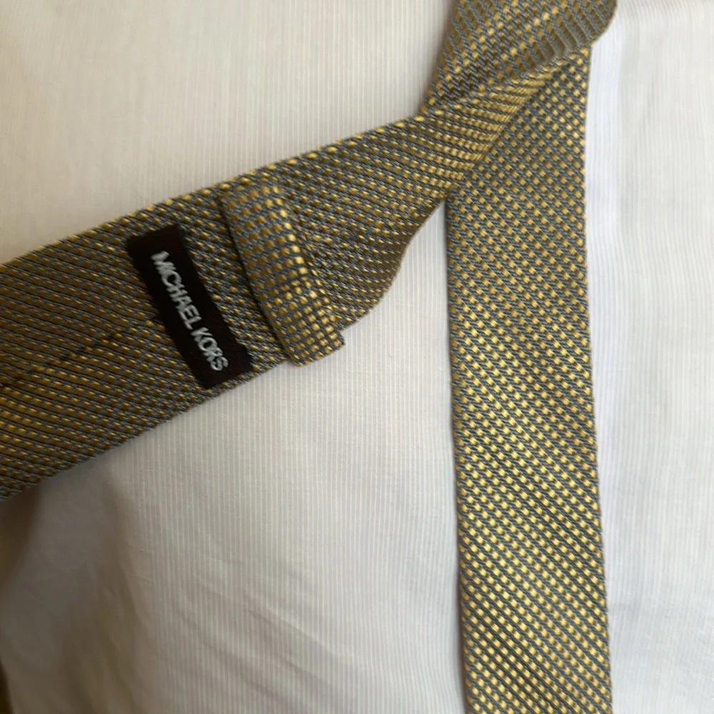 Michael Kors Slim Skinny Gold Blue Hand Made 100% Silk Jacquard Tie